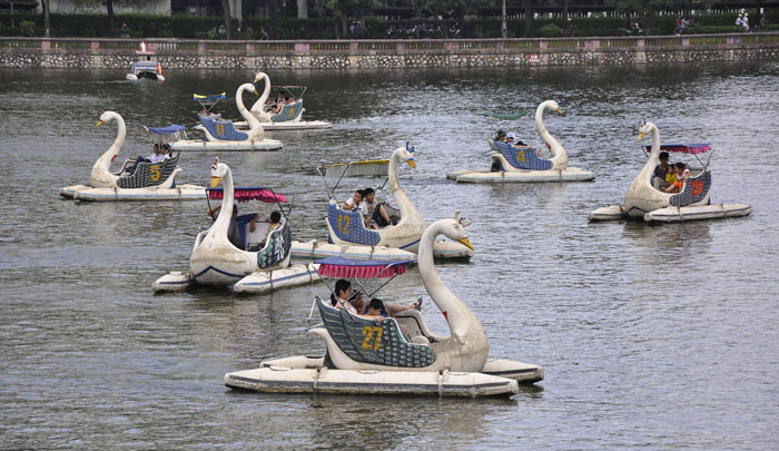 Tới đây các bé được tham gia nhiều trò chơi vui nhộn như: Đạp vịt, bóng nước, tàu lượn… Tới đây các bé được tham gia nhiều trò chơi vui nhộn như: Đạp vịt, bóng nước, tàu lượn…