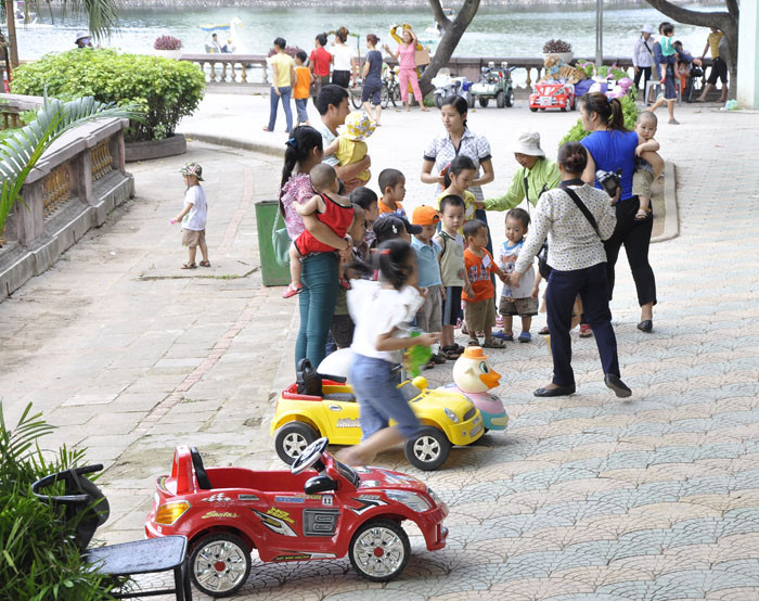 Nhiều dịch vụ chặt chém như hàng rong, chụp hình, thuê đồ… đang chàn lan trong công viên. Nhiều dịch vụ chặt chém như hàng rong, chụp hình, thuê đồ… đang chàn lan trong công viên.