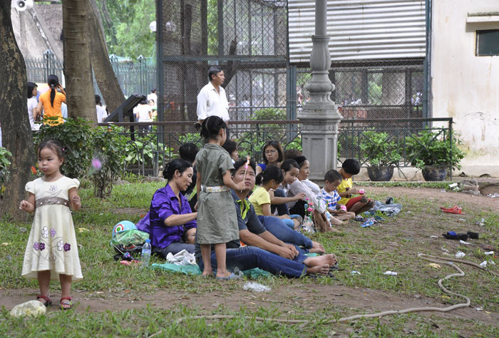 Nhiều gia đình chọn những bóng râm trong công viên là nơi nghỉ chân. Nhiều gia đình chọn những bóng râm trong công viên là nơi nghỉ chân.