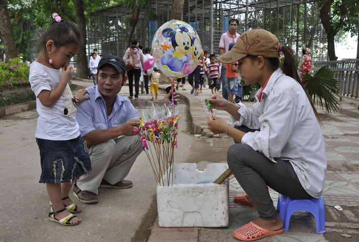 Tò he là đồ chơi hấp dẫn các bạn nhỏ. Tò he là đồ chơi hấp dẫn các bạn nhỏ.