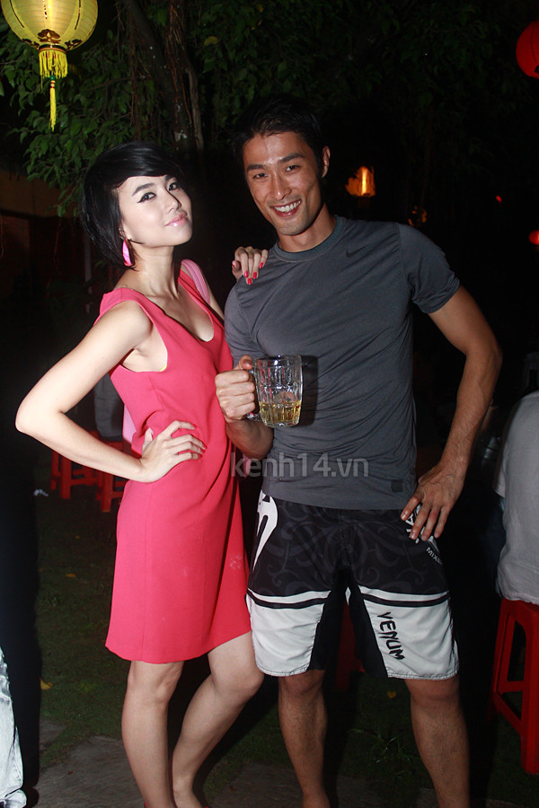 Nữ diễn viên xinh đẹp Đinh Ngọc Diệp cũng kịp có mặt để chúc mừng vị đạo diễn Việt kiều tài năng. Trong khi Ngọc Diệp diện váy hồng khá kín đáo thì anh chàng Johnny Trí Nguyễn lại "đơn giản" đến mức chỉ diện chiếc quần đùi cùng với áo thun.(Theo Kênh 14)