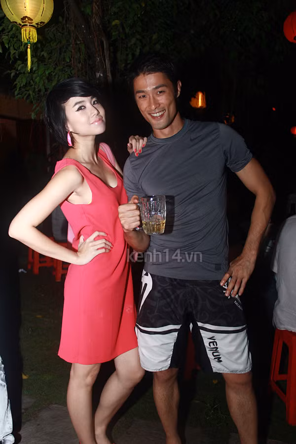 Nữ diễn viên xinh đẹp Đinh Ngọc Diệp cũng kịp có mặt để chúc mừng vị đạo diễn Việt kiều tài năng. Trong khi Ngọc Diệp diện váy hồng khá kín đáo thì anh chàng Johnny Trí Nguyễn lại "đơn giản" đến mức chỉ diện chiếc quần đùi cùng với áo thun.(Theo Kênh 14)