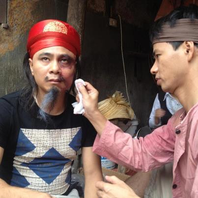 Một bức ảnh hậu trường nữa. Xuân Bắc hài hước chú thích: "Đã bảo đừng có tán gái làng bên nữa mà không nghe, giờ nó đánh cho sưng mặt lại kêu tại số". Có thể thấy đây là cảnh 2 diễn viên Xuân Bắc - Tự Long đang hóa trang cho nhau. Tuy nhiên, dân mạng lại rất thích thú lời bình dí dỏm của Xuân Bắc và đã có tới hơn 10000 lượt like cho bức ảnh này. Một bức ảnh hậu trường nữa. Xuân Bắc hài hước chú thích: "Đã bảo đừng có tán gái làng bên nữa mà không nghe, giờ nó đánh cho sưng mặt lại kêu tại số". Có thể thấy đây là cảnh 2 diễn viên Xuân Bắc - Tự Long đang hóa trang cho nhau. Tuy nhiên, dân mạng lại rất thích thú lời bình dí dỏm của Xuân Bắc và đã có tới hơn 10000 lượt like cho bức ảnh này.