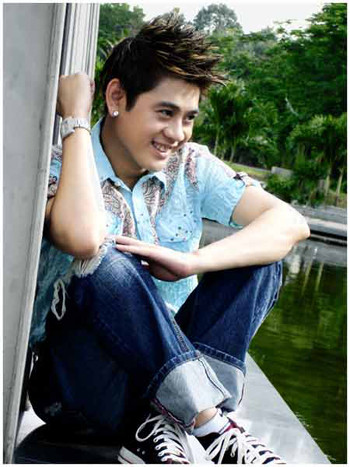 Anh sở hữu gương mặt bầu bĩnh, nhiều nét mềm mại như 1 cô gái. Anh sở hữu gương mặt bầu bĩnh, nhiều nét mềm mại như 1 cô gái.