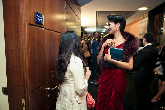 Không ít phóng viên từ các tạp chí lớn thế giới tới tham dự đã phỏng vấn Thanh Hằng, chụp hình và xin tên cô.