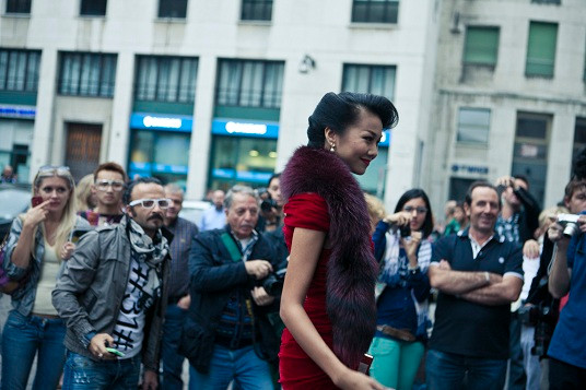 Thanh Hằng chọn mặc chiếc đầm nhung đỏ, cùng phụ kiện là lông choàng, khuyên tai, vòng đeo cổ, clucth, giầy của thương hiệu Salvatore Ferragamo.