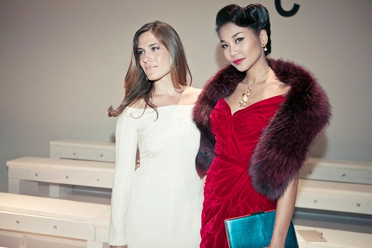Thanh Hằng tạo dáng cùng trưởng ban biên tập tạp chí thời trang Madame.
