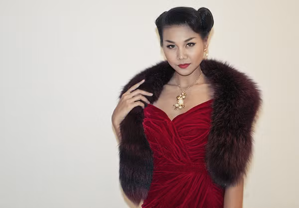 Là khách mời tại Milan Fashion Week Springs/Summer 2013, Thanh Hằng đã chuẩn bị kỹ lưỡng về trang phục, phụ kiện, nhằm tạo hình ảnh ấn tượng với bạn bè quốc tế. >>Chi tiết chùm ảnh