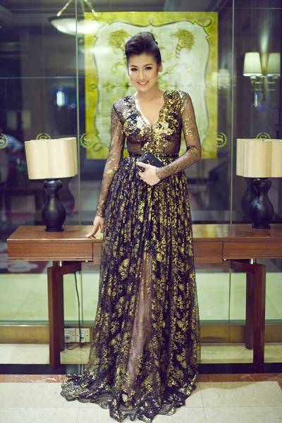 Tối 25/9, Á hậu rạng rỡ xuất hiện tại một bữa tiệc ở TP HCM trong bộ trang phục gợi cảm của nhà thiết kế Adrian Anh Tuấn. Bộ đầm với đường xẻ vừa phải ở phần ngực giúp Tú Anh khoe được một phần khuôn ngực đầy đặn. Tối 25/9, Á hậu rạng rỡ xuất hiện tại một bữa tiệc ở TP HCM trong bộ trang phục gợi cảm của nhà thiết kế Adrian Anh Tuấn. Bộ đầm với đường xẻ vừa phải ở phần ngực giúp Tú Anh khoe được một phần khuôn ngực đầy đặn.