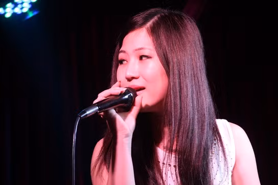 Huấn luyện viên Thu Minh cũng tranh thủ thời gian đến để hướng dẫn các học trò của mình tập luyện cho phần sing-off, mặc dù 18h tối qua cô phải có mặc ở sân bay để đi diễn.