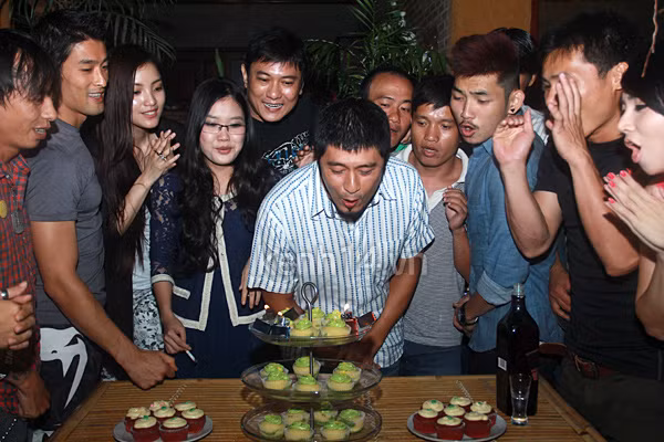 Tối hôm qua (24/9), tại võ đường của mình, Johnny Trí Nguyễn (thứ 2 từ trái sang) đã cùng với bạn bè tổ chức sinh nhật cho anh trai là đạo diễn Charlie Nguyễn.