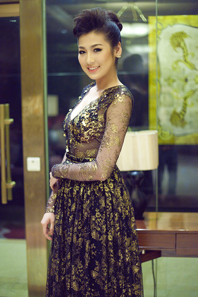 Mặc dù từng tuyên bố không muốn lấn sân showbiz nhưng Dương Tú Anh lại trở thành gương mặt đắt show event từ sau danh hiệu Á hậu 1.(Theo ione) Mặc dù từng tuyên bố không muốn lấn sân showbiz nhưng Dương Tú Anh lại trở thành gương mặt đắt show event từ sau danh hiệu Á hậu 1.(Theo ione)