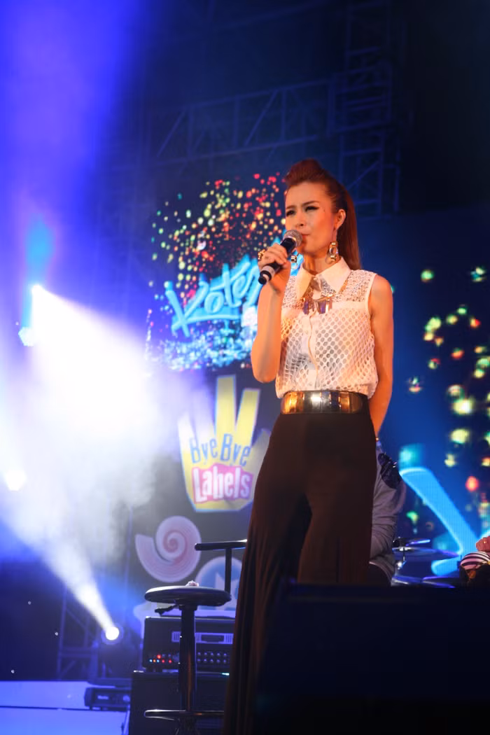 Xuất hiện trong đêm nhạc Bye Bye Label tại trung tâm triển lãm Giảng Võ (Hà Nội), Đông Nhi khiến chương trình nóng rực với các ca khúc sôi động.