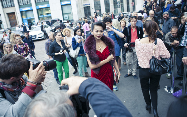 Với phong cách kiêu sa, sang trọng, Thanh Hằng còn gây chú ý bởi có không ít phóng viên từ các tạp chí thời trang xin phỏng vấn.>>Chi tiết chùm ảnh