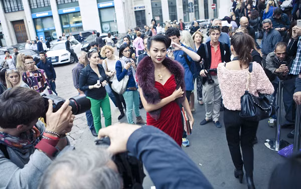 Với phong cách kiêu sa, sang trọng, Thanh Hằng còn gây chú ý bởi có không ít phóng viên từ các tạp chí thời trang xin phỏng vấn.>>Chi tiết chùm ảnh