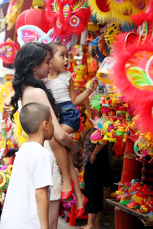 Cả hai người cháu của Ngọc Trinh đều có nét rất giống dì ruột. Đặc biệt cô cháu gái có đôi môi cong, ánh mắt xoe tròn và đôi má phúng phính rất giống với "nữ hoàng nội y".(Theo Tiin) Cả hai người cháu của Ngọc Trinh đều có nét rất giống dì ruột. Đặc biệt cô cháu gái có đôi môi cong, ánh mắt xoe tròn và đôi má phúng phính rất giống với "nữ hoàng nội y".(Theo Tiin)