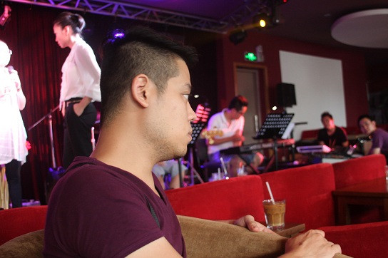 Dương Trần Nghĩa chăm chú. Dương Trần Nghĩa chăm chú.