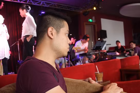 Dương Trần Nghĩa chăm chú.