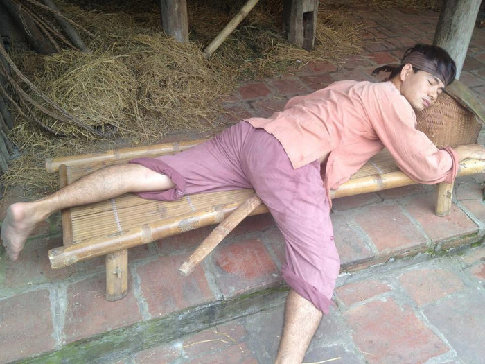 Theo Facebook Xuan Bac, bức ảnh trên nằm trong hoạt ảnh hậu trường của bộ phim hài Tết 2013 có tên: Ông Bành Tổ. Và đây là tạo hình của diễn viên Xuân Bắc với một tư thế cũng..."khó đỡ" không kém. Chú thích cho bức ảnh này, Xuân Bắc để status: "Tuy mình không phải đại gia, nhưng hình như mình cũng thuộc loại chân dài". Bức ảnh này nhận được hơn 7000 lượt like. Bạn Tran Kim Tuan hài hước: "Cuội nằm mơ về Hằng Nga thì phải". Theo Facebook Xuan Bac, bức ảnh trên nằm trong hoạt ảnh hậu trường của bộ phim hài Tết 2013 có tên: Ông Bành Tổ. Và đây là tạo hình của diễn viên Xuân Bắc với một tư thế cũng..."khó đỡ" không kém. Chú thích cho bức ảnh này, Xuân Bắc để status: "Tuy mình không phải đại gia, nhưng hình như mình cũng thuộc loại chân dài". Bức ảnh này nhận được hơn 7000 lượt like. Bạn Tran Kim Tuan hài hước: "Cuội nằm mơ về Hằng Nga thì phải".