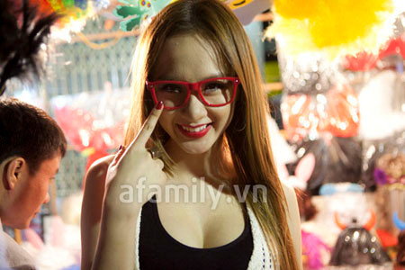 Tối qua, ‘bà mẹ nhí” bỗng nhiên xuất hiện tại Hàng Mã, Hà Nội với bộ trang phục quá gợi cảm.