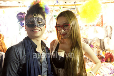 Tuy lúc đó trời đã muộn và nhiều cửa hàng đã đóng cửa nhưng cô người mẫu tuổi teen vẫn thu hút nhiều cặp mắt cùng với sự tò mò của người đi đường, làm xôn xao cả dãy phố. Đi cùng cô còn có Việt Michael, hai người vui vẻ đùa nghịch với những món đồ chơi độc đáo và lạ mắt tại Hàng Mã.(Theo Afamily)