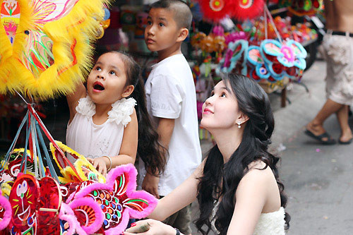 Khắp các góc phố đã "rợp trời" lồng đèn, bánh kẹo cùng những hàng ngàn mẫu đồ chơi dành cho các em nhỏ. Nhân dịp này, người mẫu Ngọc Trinh cũng dẫn các cháu chơi Trung thu. Ba dì cháu đều tỏ ra rất háo hức và vui vẻ trước không khí trung thu nhộn nhịp trên phố. Khắp các góc phố đã "rợp trời" lồng đèn, bánh kẹo cùng những hàng ngàn mẫu đồ chơi dành cho các em nhỏ. Nhân dịp này, người mẫu Ngọc Trinh cũng dẫn các cháu chơi Trung thu. Ba dì cháu đều tỏ ra rất háo hức và vui vẻ trước không khí trung thu nhộn nhịp trên phố.