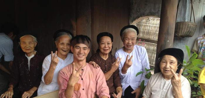 Đâ y là 1 bức ảnh khá vui và có lẽ cũng là 1 kỷ niệm đáng nhớ của Xuân Bắc khi đi diễn. Anh đặt tên cho bức ảnh này là: "Phi đội xì tin". Phía sau Xuân Bắc, các cụ bà trong làng tại nơi Xuân Bắc quay phim cũng ủng hộ anh chàng hóm hỉnh bằng cách tạo dáng rất trẻ trung. Bức ảnh này khiến 16000 người nhấn nút like và thu hút hơn 1000 comment. Đâ y là 1 bức ảnh khá vui và có lẽ cũng là 1 kỷ niệm đáng nhớ của Xuân Bắc khi đi diễn. Anh đặt tên cho bức ảnh này là: "Phi đội xì tin". Phía sau Xuân Bắc, các cụ bà trong làng tại nơi Xuân Bắc quay phim cũng ủng hộ anh chàng hóm hỉnh bằng cách tạo dáng rất trẻ trung. Bức ảnh này khiến 16000 người nhấn nút like và thu hút hơn 1000 comment.