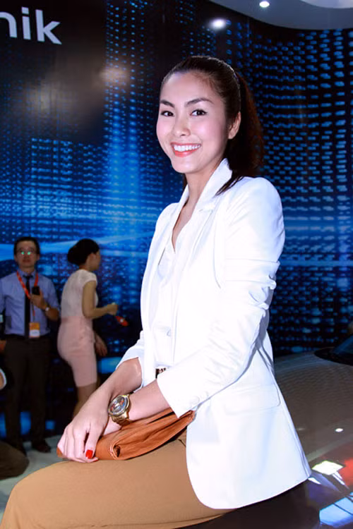 Tại 1 sự kiện của hãng xe hơi Hà Tăng làm đại diện, cô gây ấn tượng với vẻ giản dị, thanh lịch. Tuy nhiên, cô Trúc dường như lấp lánh nổi bật hơn hẳn bởi chiếc nhẫn khá to trên ngón tay áp út. Điều này khá bất thường bởi ở các buổi event trước đó Hà Tăng chưa bao giờ đeo chiếc nhẫn này.