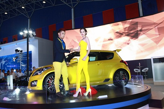 Theo một kịch bản có sẵn, nhà thiết kế (NTK) Lý Quý Khánh cầm kéo cắt tan chiếc váy Trúc Diễm mặc ngay trước mặt quan khách. Chiếc váy đỏ tuột xuống, để lộ bộ jumpsuit bó sát màu vàng ấn tượng. (Theo giaoduc.net) Theo một kịch bản có sẵn, nhà thiết kế (NTK) Lý Quý Khánh cầm kéo cắt tan chiếc váy Trúc Diễm mặc ngay trước mặt quan khách. Chiếc váy đỏ tuột xuống, để lộ bộ jumpsuit bó sát màu vàng ấn tượng. (Theo giaoduc.net)