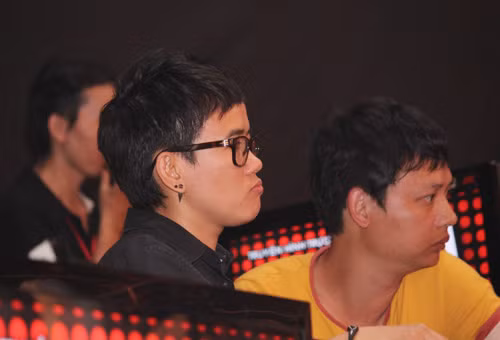 Trong suốt thời gian xem chương trình, đôi lúc Phương Uyên tỏ rõ cảm xúc tự hào xen lẫn thất vọng trên gương mặt mỗi khi xem những tiết mục do các thí sinh thể hiện trên sân khấu.(Theo Bee)