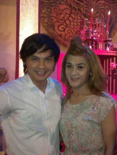 Hình ảnh ca sĩ Khanh Chi Lâm bên nghệ sĩ cải lương Kim Tiểu Long ngày 27/9 vừa qua được coi là Lâm Chí Khanh chuyển giới. Hình ảnh ca sĩ Khanh Chi Lâm bên nghệ sĩ cải lương Kim Tiểu Long ngày 27/9 vừa qua được coi là Lâm Chí Khanh chuyển giới.