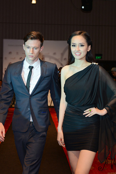 Tại buổi tiệc, Hoa hậu Việt Nam 2006 còn bất ngờ tái xuất sàn catwalk khi đảm nhận vai trò vedette trong màn trình diễn trang sức đắt tiền. Cô đeo chiếc nhẫn kim cương có hình hoa sen với 8 cánh hoa, được làm từ 170 viên kim cương khác nhau. Chiếc nhẫn có giá trị 20.000 USD (khoảng 400 triệu đồng).(Theo Ngôi Sao)