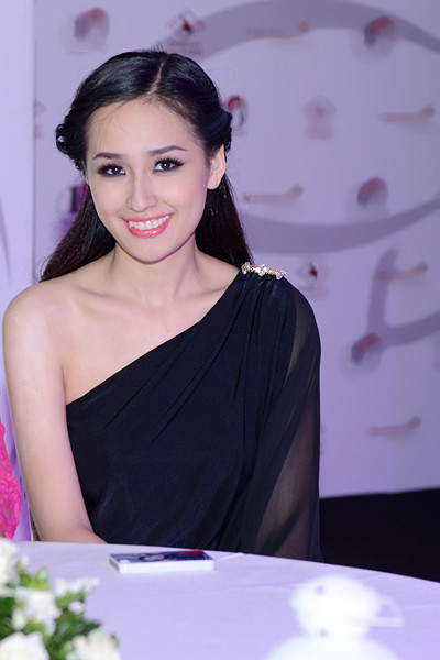 Không lộng lẫy và kiêu sa, tối 26/9, Mai Phương Thúy xuất hiện khá giản dị với đầm đen ngắn lệch vai khi đến tham dự một buổi tiệc tại Hà Nội. Với nhan sắc trẻ trung và gợi cảm, cô thu hút được mọi ánh nhìn về phía mình.