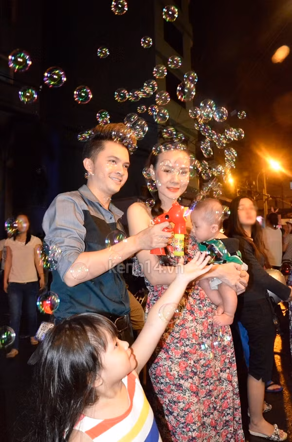 Vừa qua, Nam Cường đã tranh thủ thời gian rảnh rỗi để dẫn cậu con trai nuôi Oscar dạo phố lồng đèn nhân dịp Trung thu.