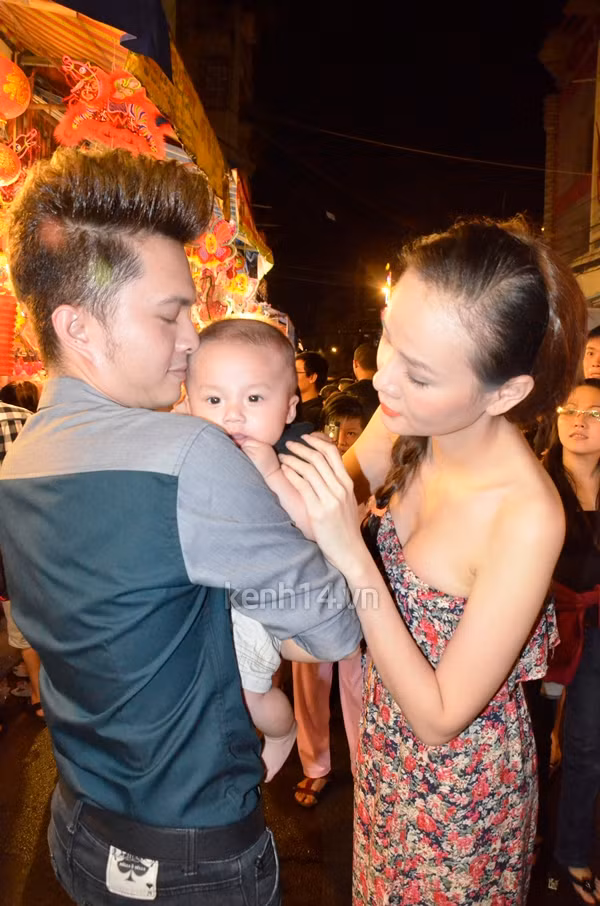 Mẹ con Dương Yến Ngọc cũng cùng đi. Dù phố lồng đèn treo biển cấm chụp ảnh, nhưng khi thấy Nam Cường, các cửa hàng vẫn rất nhiệt tình chào đón. Sự xuất hiện của hai người nổi tiếng còn gây ùn tắc giao thông ở khu phố thuộc quận 5 (TP.HCM).(Theo Kênh 14)