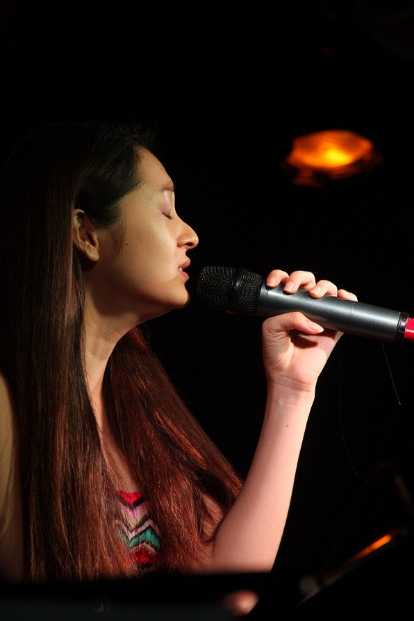 Bảo Anh hoàn toàn phủ nhận tin đồn này. Cô còn thách thức: ai có clip nóng cứ việc đưa ra.