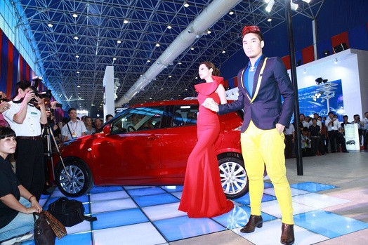 Trúc Diễm thướt tha trong bộ đầm đuôi cá sang trọng tới dự event cùng NTK Lý Quý Khánh. Trúc Diễm thướt tha trong bộ đầm đuôi cá sang trọng tới dự event cùng NTK Lý Quý Khánh.