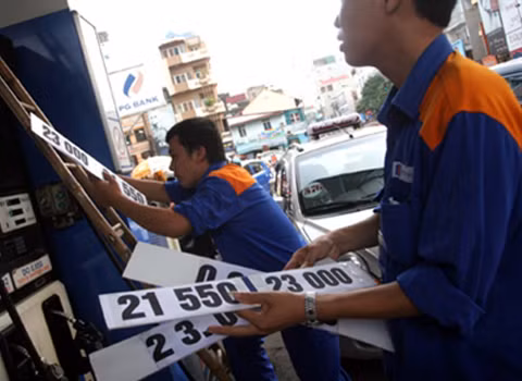 Xăng dầu liên tục điều chỉnh giá trong thời gian qua gây không ít khó khăn cho người dân.