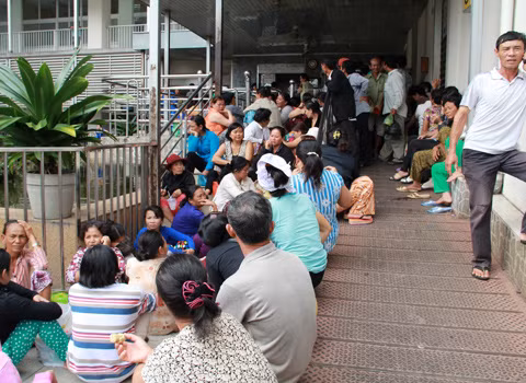 Giá thuốc tăng khiến nhiều bệnh nhân nghèo lao đao. Ảnh: Thi Trân