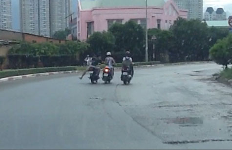 Hai thanh niên áp sát giật túi xách của cô gái đi đường. (ảnh cắt từ clip). Hai thanh niên áp sát giật túi xách của cô gái đi đường. (ảnh cắt từ clip).