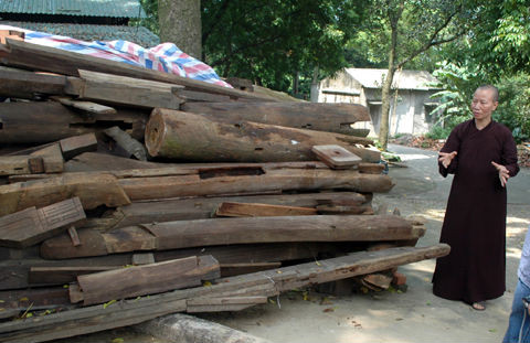 Nhà sư Thích Đàm Khoa, trụ trì chùa Trăm Gian phải viết tường trình vụ việc. Nhà sư Thích Đàm Khoa, trụ trì chùa Trăm Gian phải viết tường trình vụ việc.