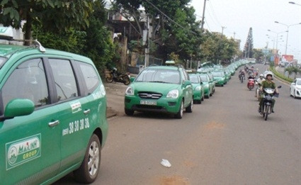 Xe Mai Linh xếp hàng dài trên phố Phạm Văn Đồng. Ảnh: L.Đ.Dũng.