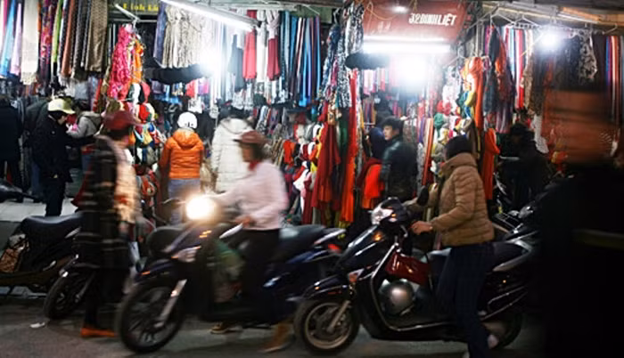 Cả ngày lẫn đêm, các cửa hàng trên "phố len" Đinh Liệt nhộn nhịp khách ra vào. Đến đây người dân có thể chọn cho mình nhiều quần áo chống rét, kèm theo đó là nhiều phụ kiện khác như mũ len, bịt tai...