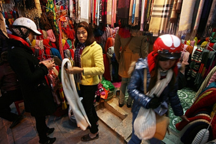 Do nhu cầu của khách tăng nên cửa hàng sẽ đóng cửa muộn hơn thường ngày. Do nhu cầu của khách tăng nên cửa hàng sẽ đóng cửa muộn hơn thường ngày.