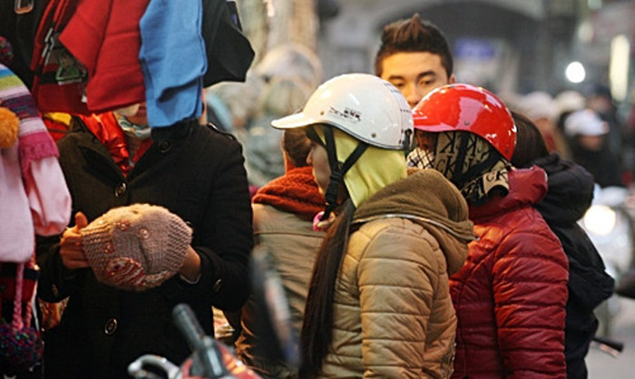 Một số cửa hàng, khách phải xếp hàng mới vào được do không gian chật hẹp. Một số cửa hàng, khách phải xếp hàng mới vào được do không gian chật hẹp.