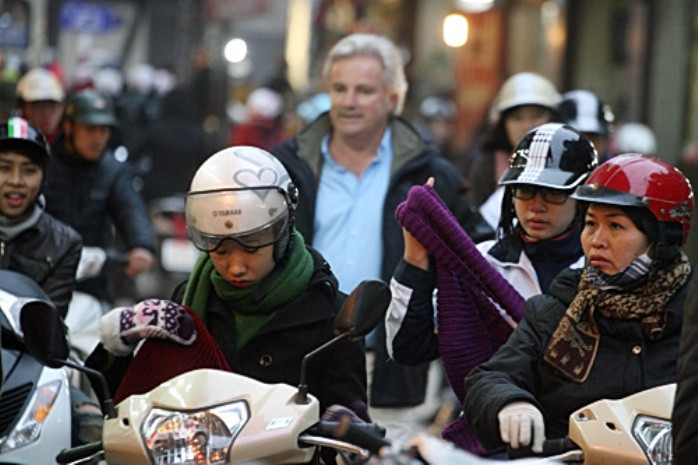 Một số người chọn hàng ngay dưới lòng đường Đinh Liệt, Cầu Gỗ... Một số người chọn hàng ngay dưới lòng đường Đinh Liệt, Cầu Gỗ...