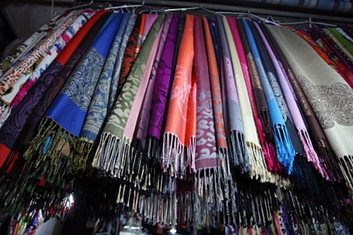 Hàng hóa ở đây chủ yếu có xuất xứ Trung Quốc. Hàng hóa ở đây chủ yếu có xuất xứ Trung Quốc.