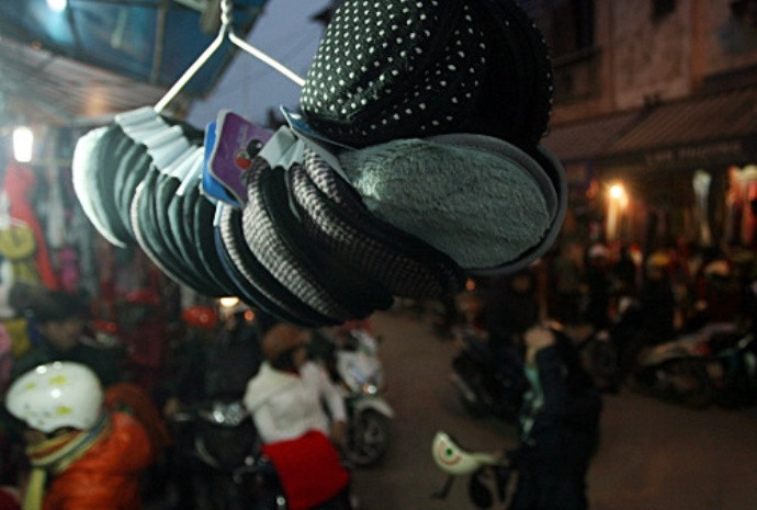 Bịt tai được treo trên đầu khách mua hàng, giá mỗi chiếc từ 30.000đ - 40.000đ. Bịt tai được treo trên đầu khách mua hàng, giá mỗi chiếc từ 30.000đ - 40.000đ.