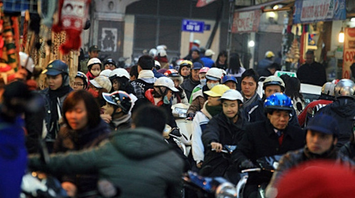 Tuyến đường này thường xuyên ùn tắc. Vào giờ cao điểm, luôn có 2 dân phòng đảm bảo công tác giao thông. Tuyến đường này thường xuyên ùn tắc. Vào giờ cao điểm, luôn có 2 dân phòng đảm bảo công tác giao thông.