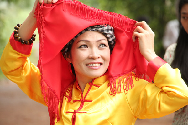 Trong bộ phim mới, Phương Thanh hào hứng cho biết, chị vào vai người đàn bà có tên "Ba chớp, ba nháng" nhiệt tình, tốt tính nhưng nhiều chuyện, luôn luôn làm những việc phá hoại ảnh hưởng đến con cháu, xóm làng. Đây là vai diễn hài tiếp theo của giọng ca "Trống vắng" sau nhiều nhân vật gây cười ấn tượng trong các phim như "Nụ hôn thần chết", "Đẻ mướn", "Kính thưa Ô-sin"...